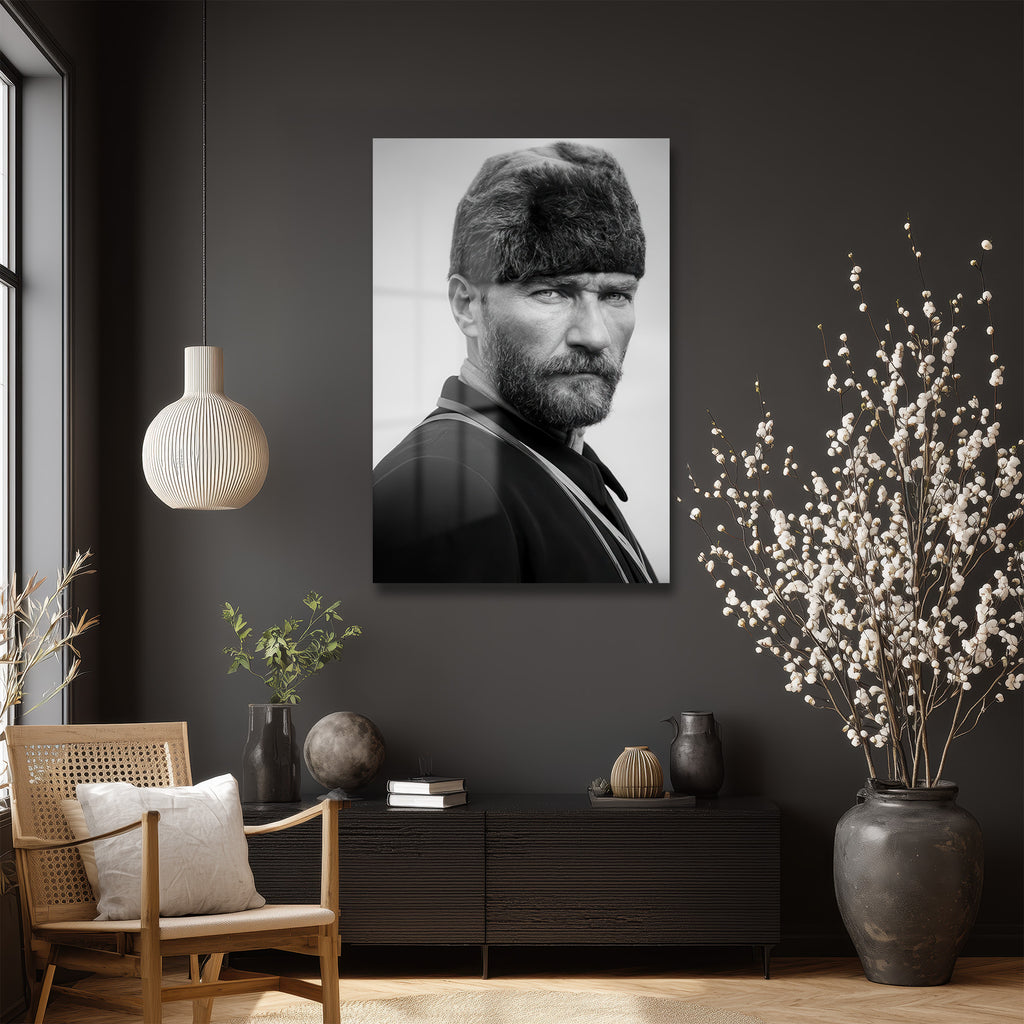 Atatürk'ün Kararlı Bakışı Siyah Beyaz Cam Tablo