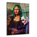 Mona Lisa'nın yeşil saçlı ve kırmızı rujlu, yanında Joker karakterinin durduğu, mor renkte 'she has a hot ass' yazısı bulunan modern ve asi bir pop art cam tablo.