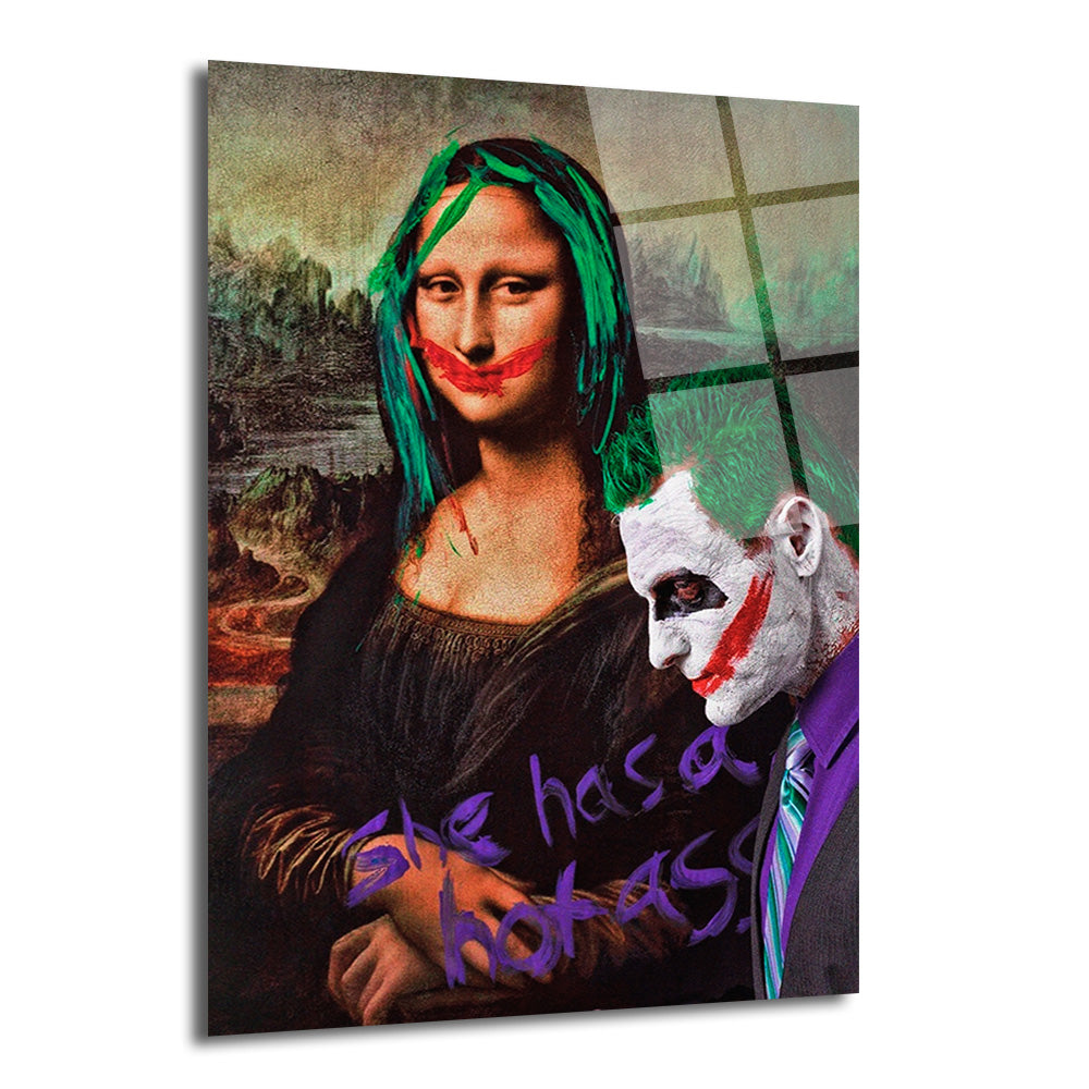 Mona Lisa'nın yeşil saçlı ve kırmızı rujlu, yanında Joker karakterinin durduğu, mor renkte 'she has a hot ass' yazısı bulunan modern ve asi bir pop art cam tablo.