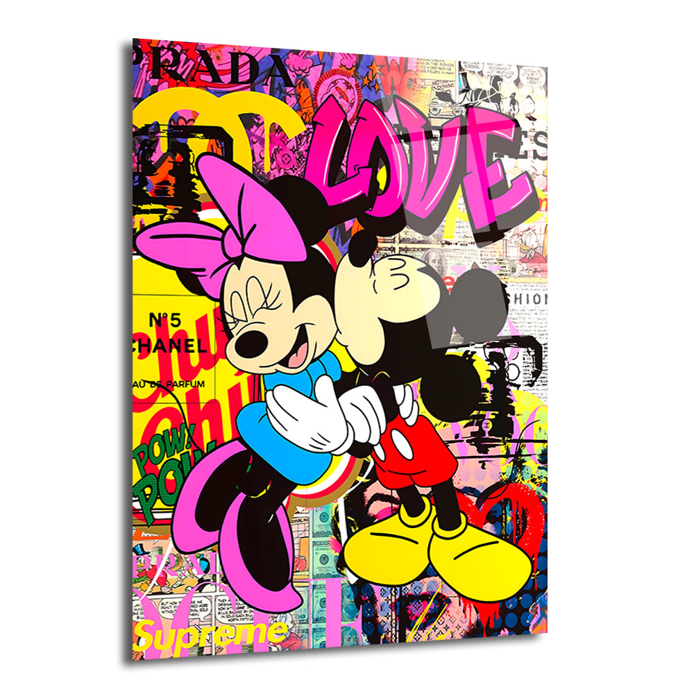 Canlı graffiti ve marka logolarıyla bezeli rengarenk bir arka plan önünde, birbirine sarıldığı, pop art tarzı, neşeli bir cam tablo.