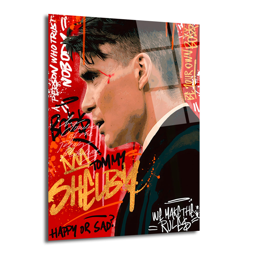 Kırmızı ve siyah arka plan üzerinde, altın rengi graffiti yazılarla çevrili, Peaky Blinders dizisinden Tommy Shelby'nin yandan profilini gösteren modern, sanatsal bir cam tablo. Tabloda 'Tommy Shelby', 'Be Your Own Boss' gibi yazılar ve boya sıçramaları bulunmaktadır.