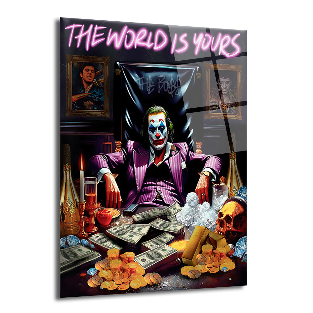 Joker karakterinin mor takım elbiseyle taht benzeri bir koltukta oturduğu, önünde yığınla dolar ve altın, yanında bir kuru kafa ve şampanya şişeleri bulunan, arka planda 'THE WORLD IS YOURS' neon yazısı ve Tony Montana portresi olan çarpıcı bir cam tablo.