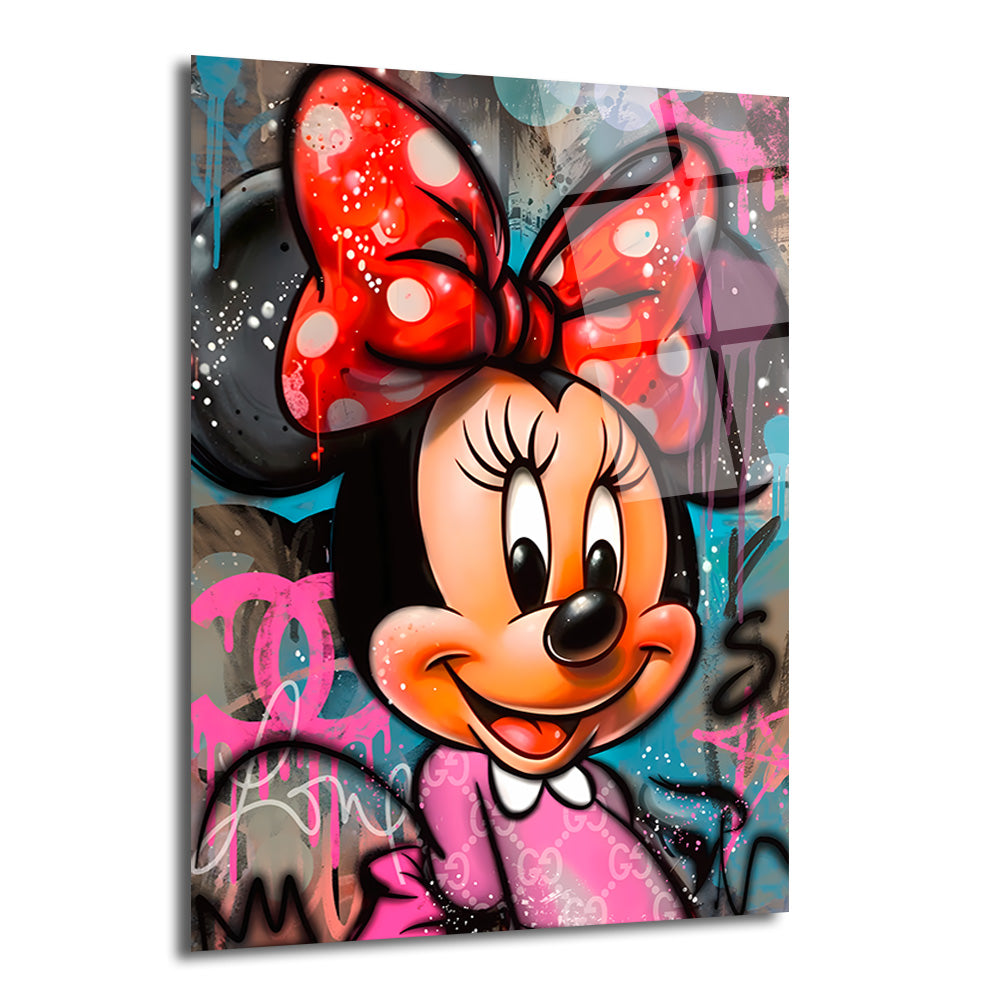  kırmızı puantiyeli fiyonklu, pembe elbiseli, neşeli bir şekilde gülümsediği, arka planında graffiti motifleri ve canlı renkli boya sıçramalarının bulunduğu, modern ve pop art tarzı bir cam tablo.