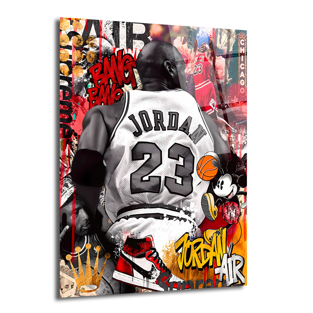 Michael Jordan'ın 23 numaralı formasıyla sırtı dönük görüldüğü, kırmızı, siyah, beyaz ve sarı tonlarda graffiti ve pop art öğeleri içeren dinamik bir cam tablo. Arka planda basketbol, Mickey Mouse, Air Jordan ayakkabısı ve 'BANG BANG' yazıları bulunuyor.