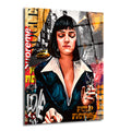 Pulp Fiction filminden Mia Wallace karakterinin pop art ve sokak sanatı tarzında,   zenginleştirilmiş, siyah saçlı, koyu renk ceketli ve elinde sigara tutan portre cam tablo.