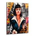Pulp Fiction filminden Mia Wallace karakterinin pop art ve sokak sanatı tarzında,   zenginleştirilmiş, siyah saçlı, koyu renk ceketli ve elinde sigara tutan portre cam tablo.