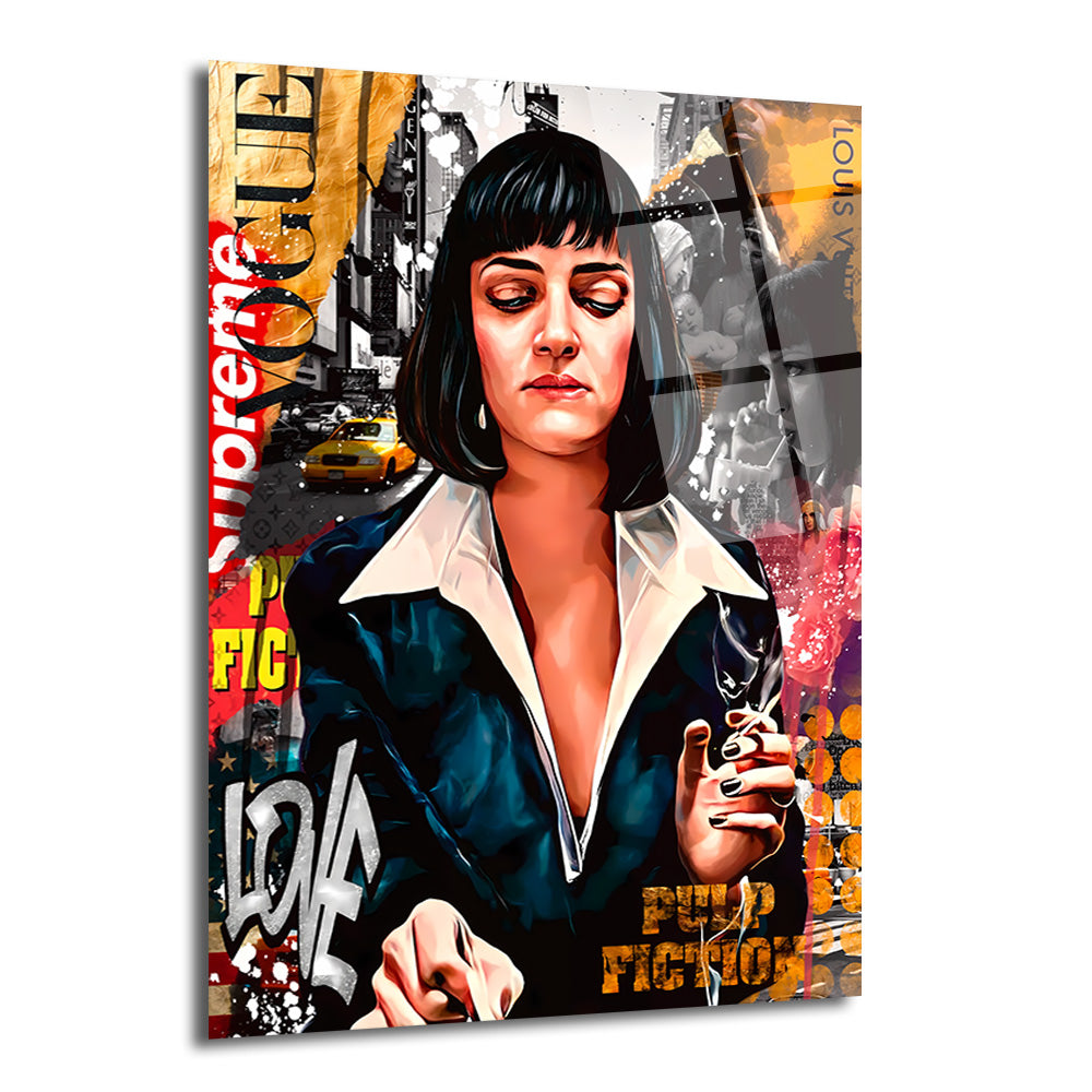 Pulp Fiction filminden Mia Wallace karakterinin pop art ve sokak sanatı tarzında,   zenginleştirilmiş, siyah saçlı, koyu renk ceketli ve elinde sigara tutan portre cam tablo.