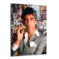 Tony Montana'nın purosuyla karizmatik bir şekilde poz verdiği, arkasında Scarface filminden sahneler, mermiler ve grafiti detayları olan pop art tarzı cam tablo.