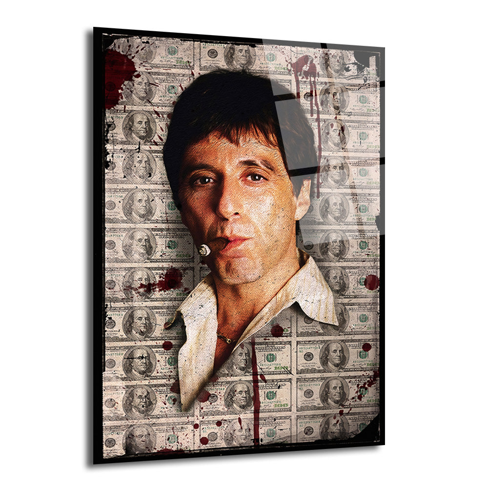 Al Pacino'nun Tony Montana karakterini canlandırdığı, puro içen, arkasında yüz dolarlık banknotlar ve kırmızı kan lekeleri olan, yoğun bakışlı bir portre cam tablo.