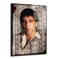 Al Pacino'nun Tony Montana karakterini canlandırdığı, puro içen, arkasında yüz dolarlık banknotlar ve kırmızı kan lekeleri olan, yoğun bakışlı bir portre cam tablo.