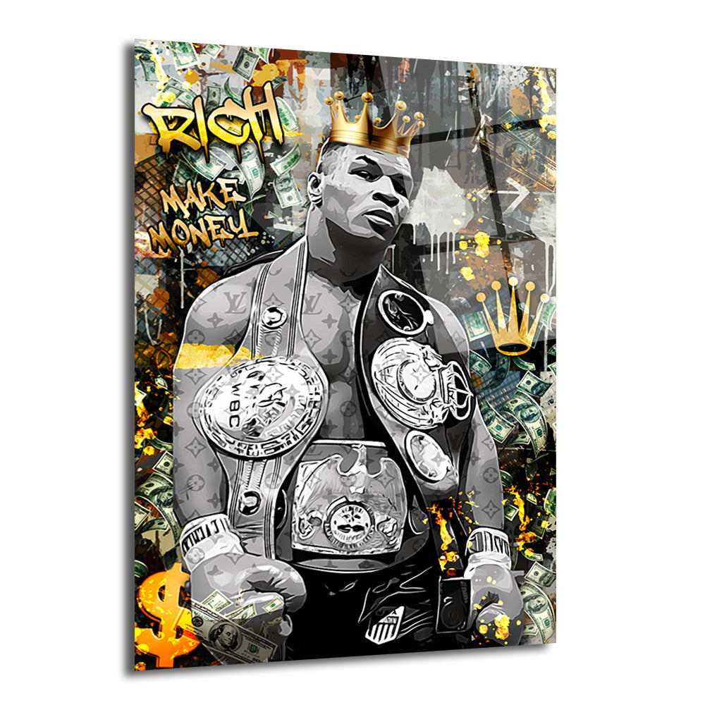 Altın taç ve şampiyonluk kemerleriyle siyah beyaz Mike Tyson portresi, arkasında altın rengi graffiti 'RICH' yazısı ve dolar banknotları ile zenginlik temalı modern bir cam tablo.