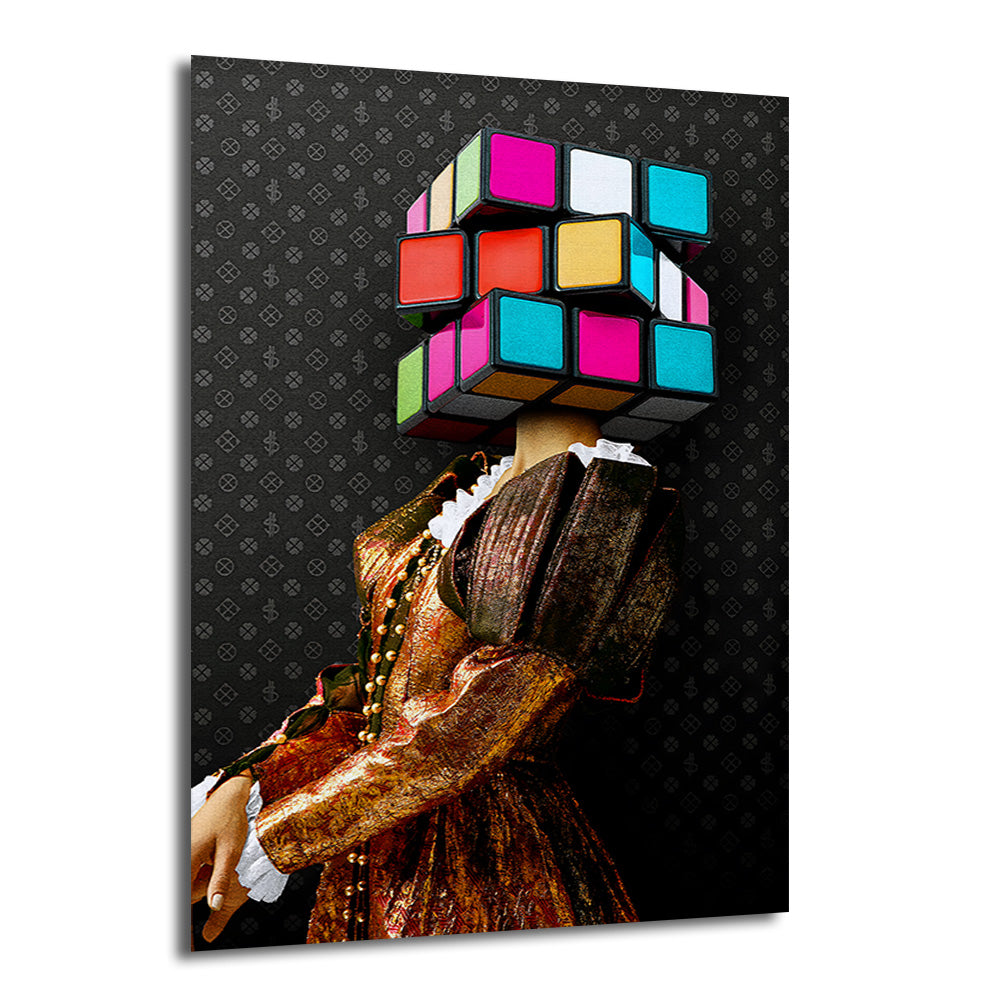 Rubik Küp başlı, altın ve bronz renkli barok tarzı giysiler içinde bir figürün koyu renkli, monogram desenli bir arka plan önünde durduğu modern sanat eseri.