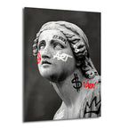 Siyah beyaz klasik kadın heykel büstünün üzerine kırmızı, beyaz ve siyah renklerde 'QUEEN', 'ART', '$' gibi graffiti yazıları ve taç sembolleri çizilmiş, modern ve asi bir cam tablo.