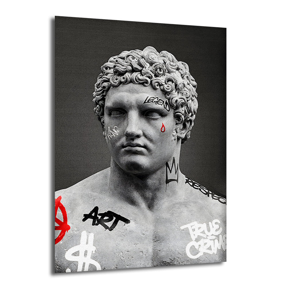 Koyu gri fon önünde, üzerine modern graffiti yazıları ve sembolleri (LEGEND, ART, dolar işareti, kırmızı gözyaşı, taç) işlenmiş gri renkli, klasik bir erkek büstünün yakın çekim cam tablo görseli.