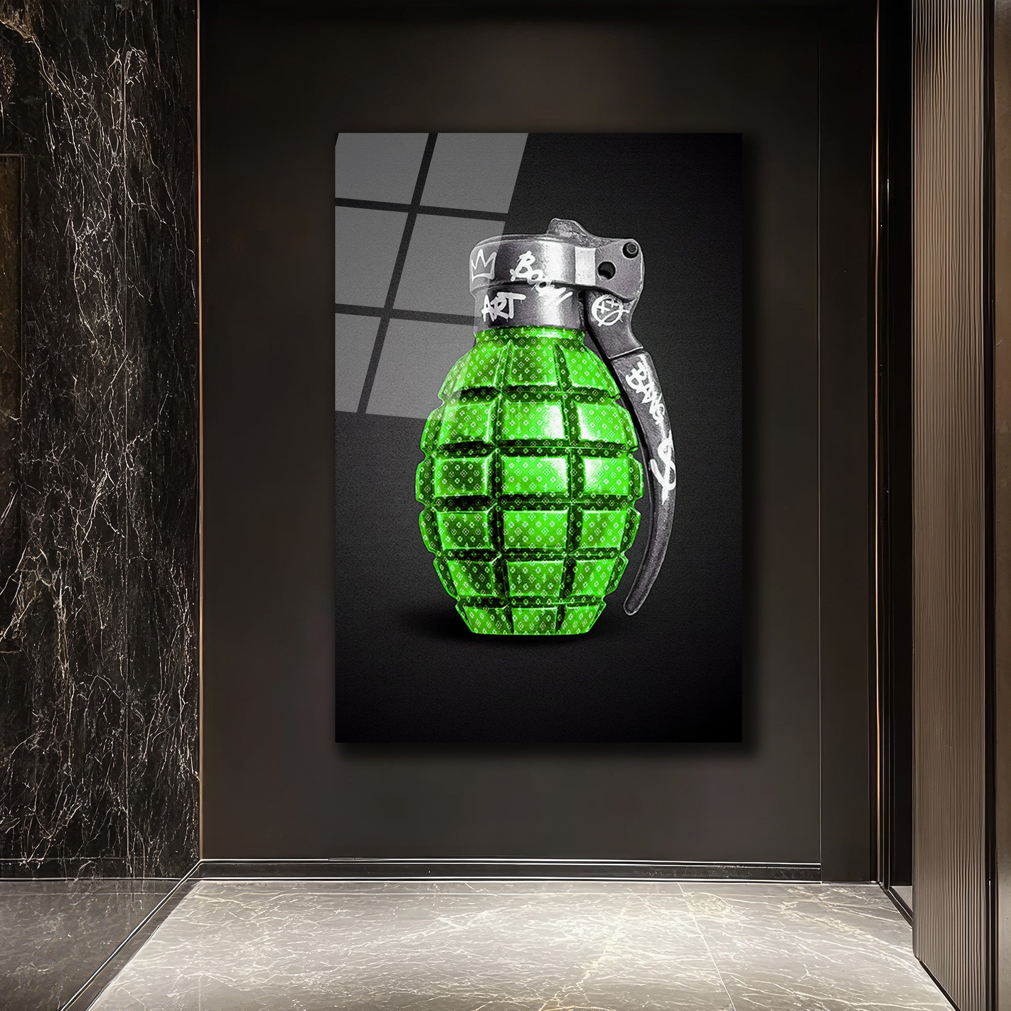 Sanatın Patlayıcı Dokunuşu: Yeşil Grenade Cam Tablo
