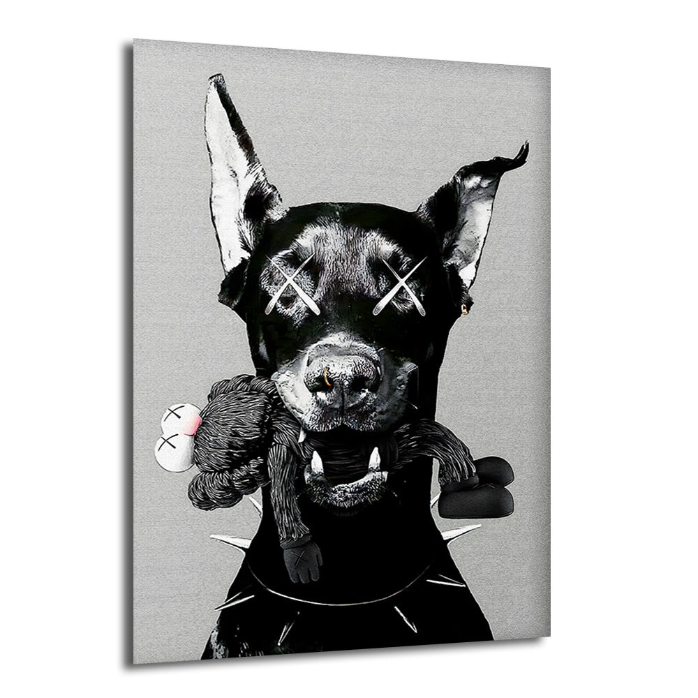 oyuncak tutan, gözlerinde beyaz çarpı işaretleri olan siyah bir Doberman köpeği ve boynunda çivili bir tasma ile gri arka plan üzerine modern sanat cam tablo.