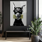 Para Getiren Güçlü Doberman Cam Tablo - Lüks ve Modern Duvar Sanatı