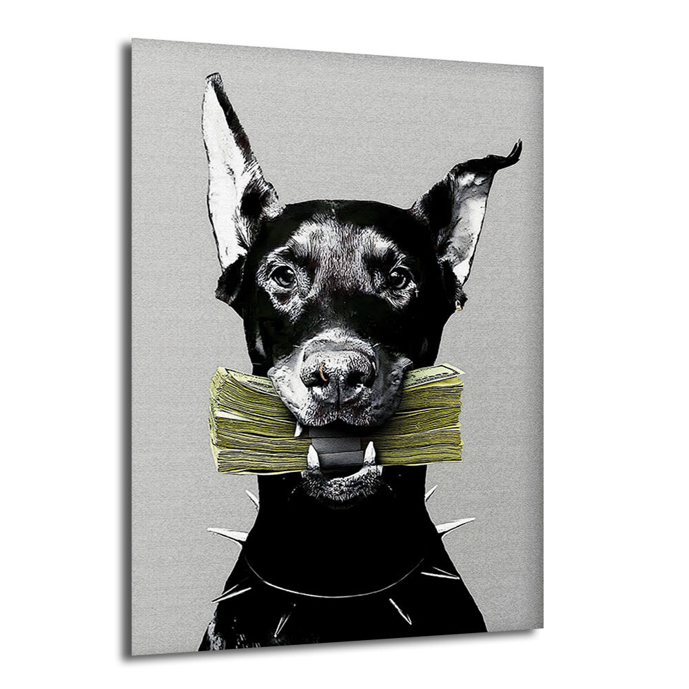 Gri arka planda, sivri tasmalı siyah bir Doberman köpeği ağzında deste deste yeşil banknot tutarken resmedilmiş modern cam tablo.