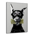Gri arka planda, sivri tasmalı siyah bir Doberman köpeği ağzında deste deste yeşil banknot tutarken resmedilmiş modern cam tablo.