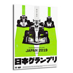 Japonya Grand Prix 2019 posterini gösteren, üç F1 aracının yeşil pist üzerinde yarıştığı, siyah, beyaz ve canlı yeşil renklerin hakim olduğu dinamik bir cam tablo.