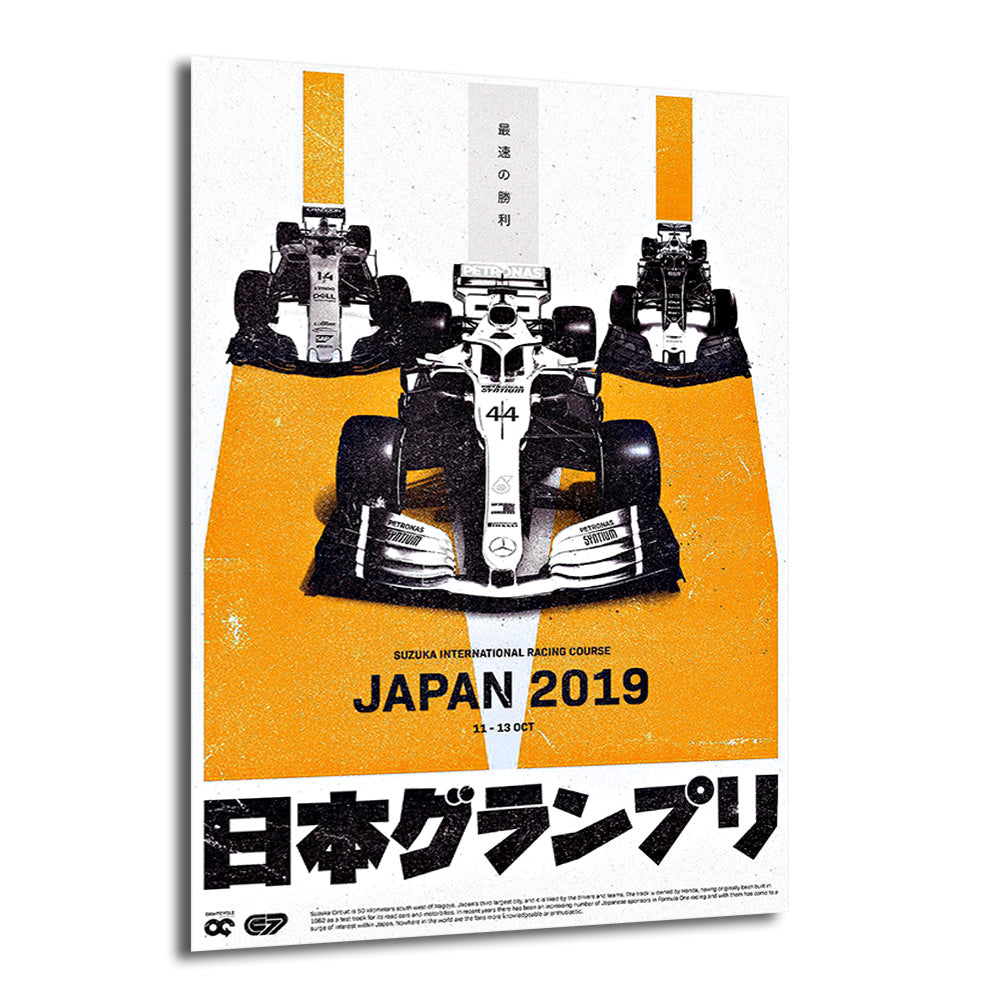 Üç adet Formula 1 yarış arabasını, ortada 44 numaralı beyaz araba önde olacak şekilde gösteren, turuncu pist çizgileri ve Japonya Grand Prix 2019 yazıları içeren retro tarzı bir duvar sanatı posteri. Beyaz, siyah ve turuncu renkler hakimdir.