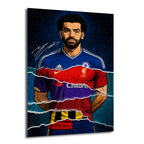 Mohamed Salah'ın kariyerindeki farklı futbol kulüplerinin formalarını yırtılmış efektle gösteren sanatsal çizim cam tablo. Mavi, kırmızı, mor ve sarı tonlarında formalar, koyu dokulu bir arka plan üzerinde yer alıyor.