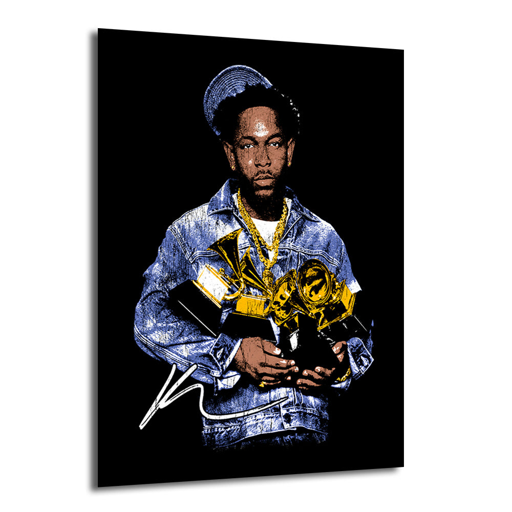 Siyah arka plan üzerinde denim ceketli ve şapkalı Kendrick Lamar'ın stilize edilmiş portresi, ellerinde altın Grammy ödülleri tutuyor. Mavi, altın ve siyah tonların hakim olduğu pop art tarzı bir görsel.