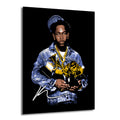 Siyah arka plan üzerinde denim ceketli ve şapkalı Kendrick Lamar'ın stilize edilmiş portresi, ellerinde altın Grammy ödülleri tutuyor. Mavi, altın ve siyah tonların hakim olduğu pop art tarzı bir görsel.