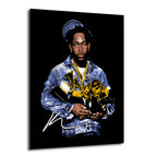 Siyah arka plan üzerinde denim ceketli ve şapkalı Kendrick Lamar'ın stilize edilmiş portresi, ellerinde altın Grammy ödülleri tutuyor. Mavi, altın ve siyah tonların hakim olduğu pop art tarzı bir görsel.