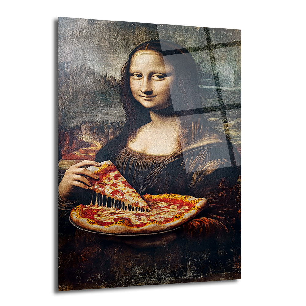 Leonardo da Vinci'nin Mona Lisa tablosunun mizahi bir yorumu. Mona Lisa, elinde erimiş peynirli bir dilim pizzayı uzatırken görülüyor, önünde ise büyük bir pizza tabağı duruyor. Geleneksel arka plan korunmuş, tablo cam materyal üzerinde yansımalarla birlikte.