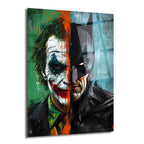 Yüzü ortadan ikiye ayrılmış, sol yarısı yeşil saçlı, beyaz makyajlı, kırmızı dudaklı Joker'i, sağ yarısı ise mor ve siyah tonlarında Batman'i gösteren graffiti tarzı, canlı renkli bir cam tablo.