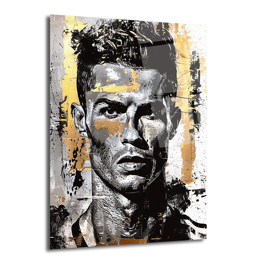 Siyah, beyaz, gri ve altın renklerinde, graffiti ve sokak sanatı tarzında yapılmış, Cristiano Ronaldo'nun yoğun bakışlı portre cam tablosu. Arka planda soyut fırça darbeleri ve boya sıçramaları görülüyor.