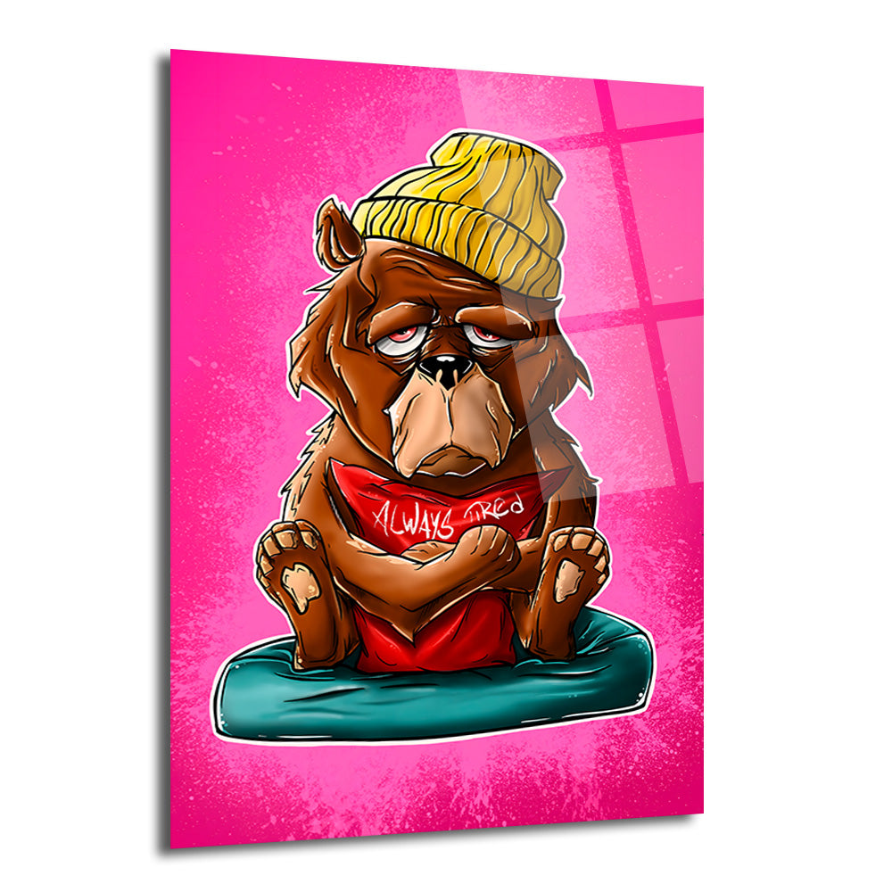 Pembe arka plan önünde, sarı bere takmış, kırmızı Always Tired yazılı yastık tutan, yorgun ve uykulu görünen kahverengi bir ayı karakteri çizimi olan cam tablo.