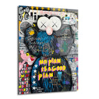 Urban pop art tarzında, figürünün merkezde olduğu, mavi tüylü bir karakterin yer aldığı, etrafında , grafiti yazıları, yıldızlar ve elmas sembolleri bulunan çok renkli ve dinamik bir cam tablo. Tabloda 'NO PLAN IS A GOOD PLAN' yazısı dikkat çekiyor.