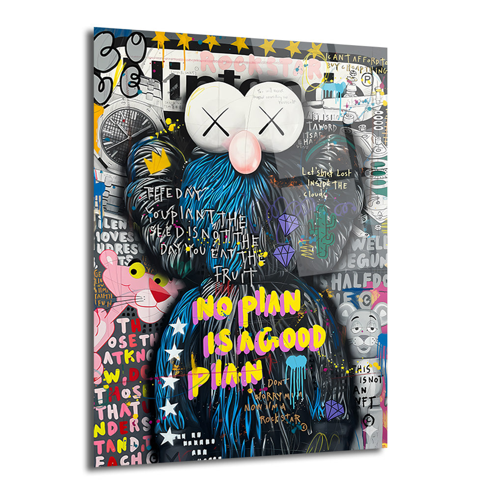 Urban pop art tarzında, figürünün merkezde olduğu, mavi tüylü bir karakterin yer aldığı, etrafında , grafiti yazıları, yıldızlar ve elmas sembolleri bulunan çok renkli ve dinamik bir cam tablo. Tabloda 'NO PLAN IS A GOOD PLAN' yazısı dikkat çekiyor.