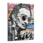 Siyah beyaz Salvador Dalí portresi, güneş gözlüklü ve bıyıklı, etrafında renkli graffiti, pop art öğeleri ve 'ROCKSTAR', 'KING' gibi yazılar içeren modern bir cam tablo.