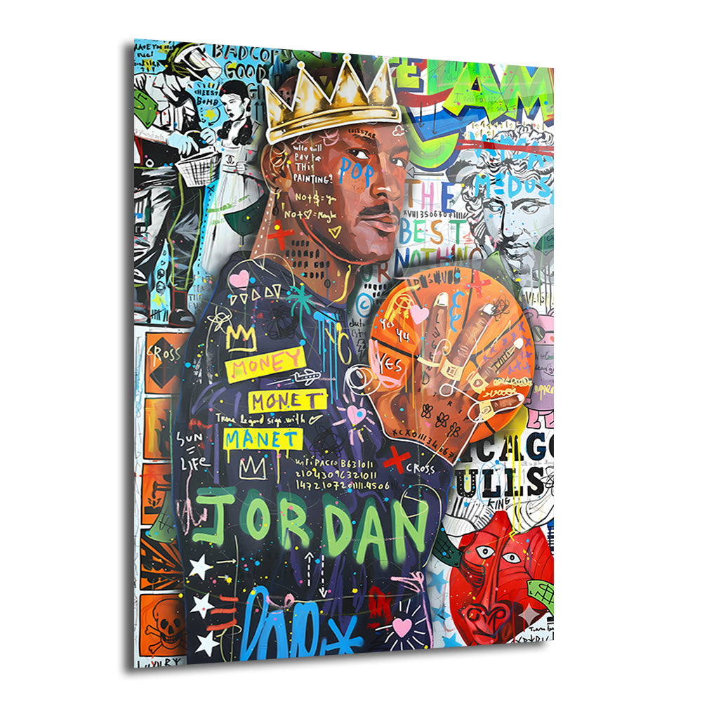 Graffiti ve sokak sanatı tarzında, üzerinde taç olan Michael Jordan'ı gösteren canlı renkli bir cam tablo. Jordan, bir basketbol topu tutuyor ve etrafı 'JORDAN', 'MONEY', 'POP' gibi yazılar, kalpler, yıldızlar ve çeşitli sembollerle dolu. Enerjik ve modern bir şehir sanatı eseridir.