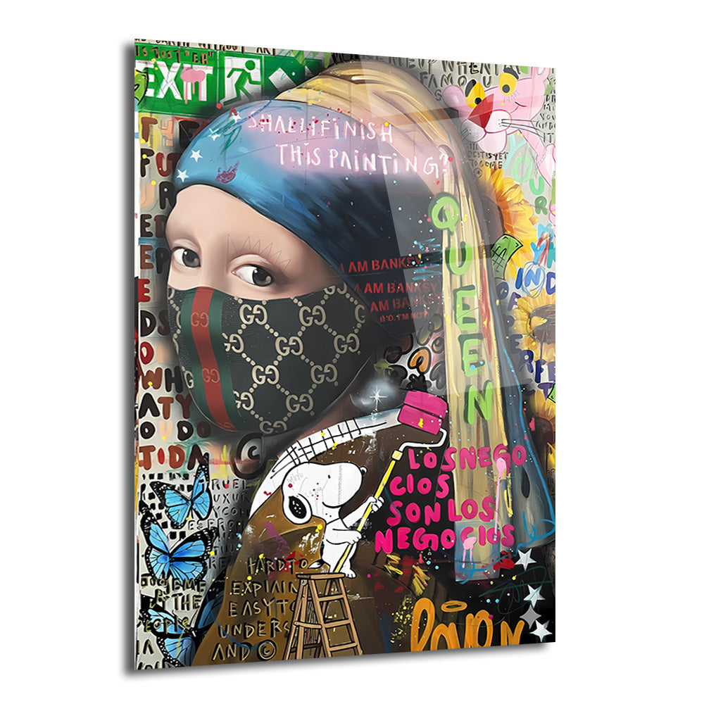 Gucci maske takan, Banksy tarzı graffiti ve pop art öğeleriyle süslenmiş İnci Küpeli Kız portresi. Tabloda , Snoopy, kelebekler ve çeşitli yazılar yer alıyor, canlı ve çok renkli bir sanat eseri.