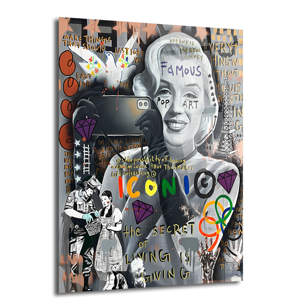 Pop Art tarzında, Marilyn Monroe'nun selfie çekerken gülümsediği, arka planında graffiti yazıları (Famous, Pop Art, Iconic), renkli kuş, Eyfel Kulesi, Olimpiyat halkaları ve elmas figürleri bulunan modern cam tablo.