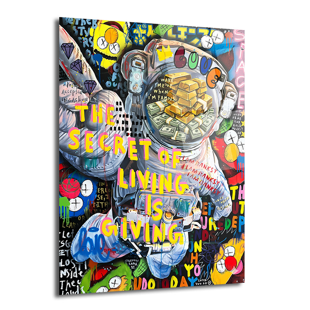 Renkli graffiti tarzında, miğferinde altın külçeleri ve para desteleri bulunan bir astronotun yer aldığı cam tablo. Eserin üzerinde 'THE SECRET OF LIVING IS GIVING' yazısı canlı renklerle vurgulanmıştır.