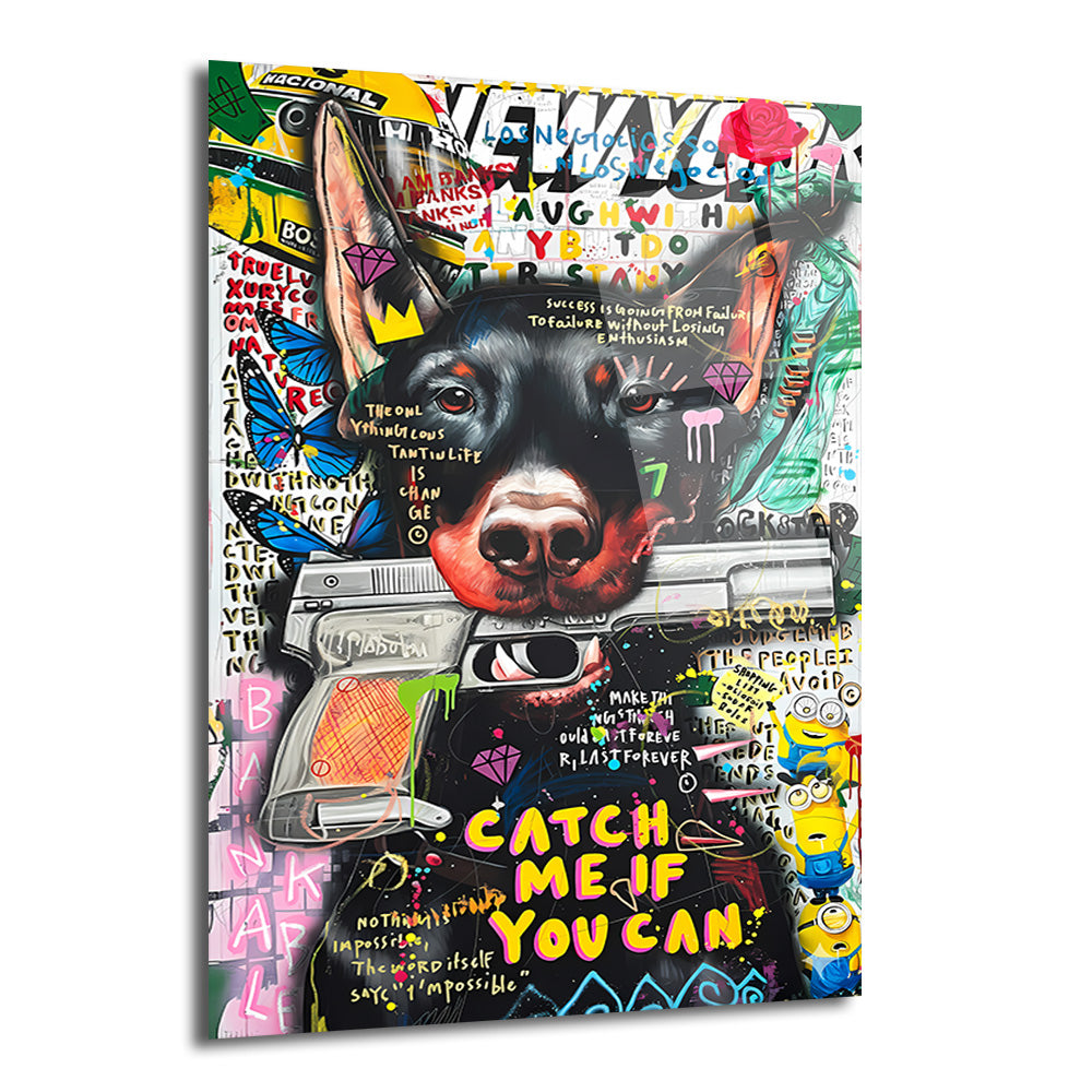 Ağzında silah tutan bir Doberman köpeğinin yer aldığı, graffiti ve pop art tarzı, çok renkli ve dinamik bir cam tablo. Arka planda kelebekler, Minion karakterleri ve motivasyonel yazılar bulunuyor.