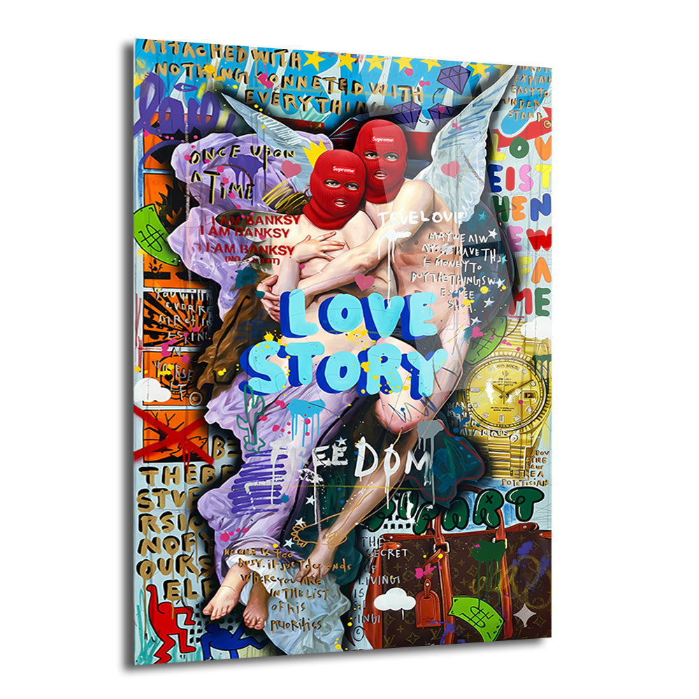 Kırmızı balaklava giyen iki figürün sarıldığı, 'LOVE STORY' yazılı, graffiti ve pop art öğeleriyle dolu canlı, modern bir cam tablo. Arka planda Banksy referansları, Louis Vuitton logoları ve sokak sanatı detayları bulunuyor.
