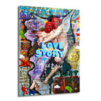 Kırmızı balaklava giyen iki figürün sarıldığı, 'LOVE STORY' yazılı, graffiti ve pop art öğeleriyle dolu canlı, modern bir cam tablo. Arka planda Banksy referansları, Louis Vuitton logoları ve sokak sanatı detayları bulunuyor.