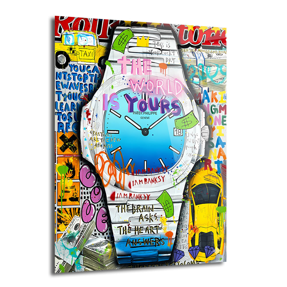 Canlı renklerle graffiti ve pop art tarzında tasarlanmış, ortasında büyük bir saati bulunan, üzerinde 'THE WORLD IS YOURS' yazılı, taksi, spor araba ve para desteleri gibi lüks ve şehir temalı öğeler içeren dikey bir cam tablo.