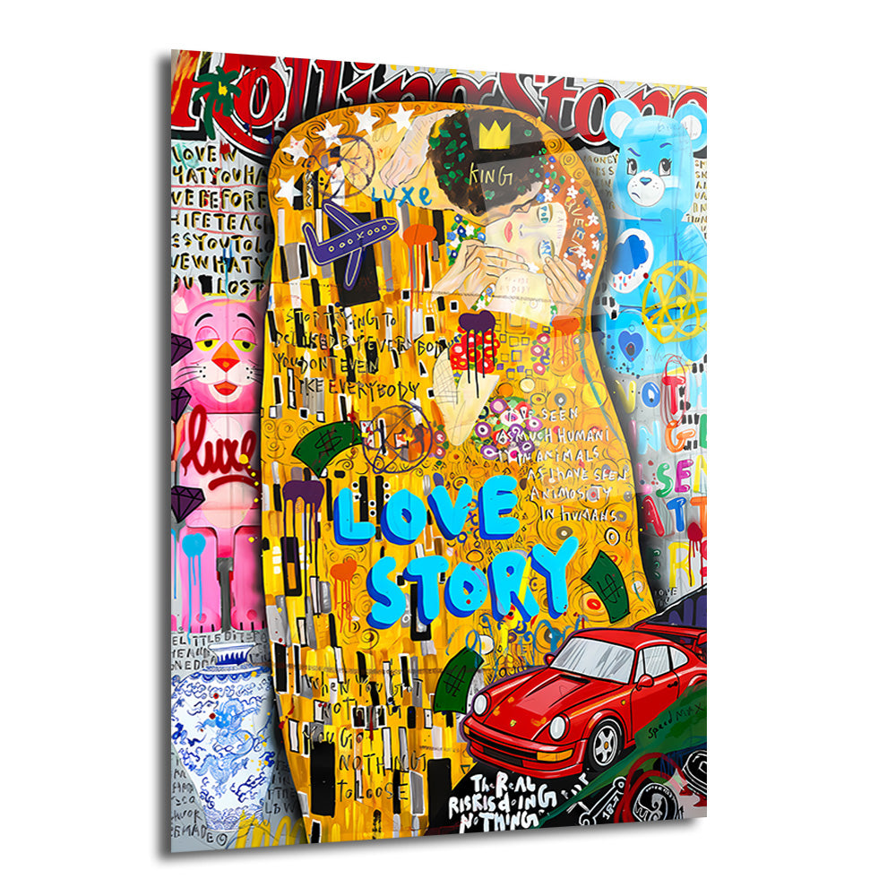 Gustav Klimt'in Öpücük eserinin pop art ve sokak sanatı unsurlarıyla modern yorumlandığı, altın sarısı, kırmızı ve mavi tonlarında, içinde 'LOVE STORY' yazısı, pembe panter, Care Bear, lüks marka logoları ve kırmızı bir spor araba bulunan, karmaşık ve enerjik bir cam tablo.