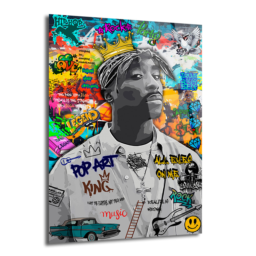 Tupac Shakur'un siyah beyaz portresi, başında altın bir taç ile çevrili canlı renkli graffiti desenli bir cam tablo. Arka planda 'HIPHOP', 'ROCK', 'LEGEND' gibi yazılar ve urban sanat öğeleri yer alıyor.