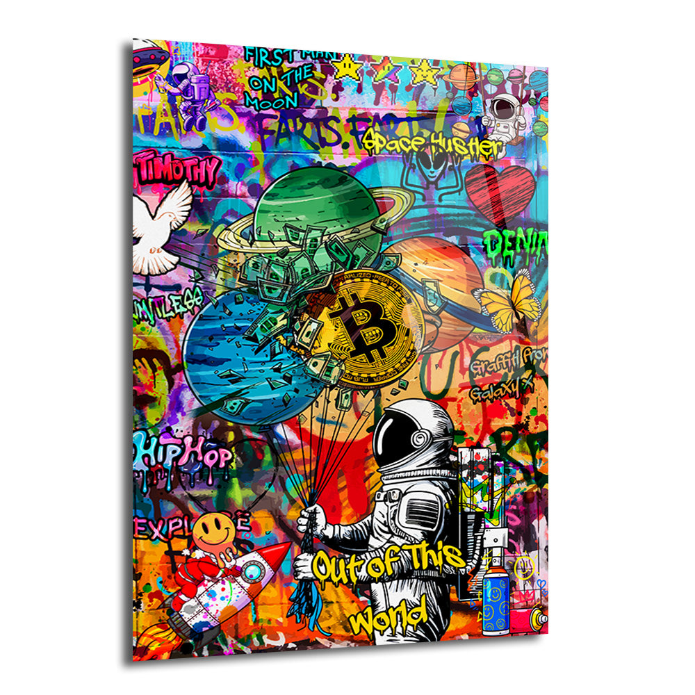 Canlı renklerde graffiti tarzında, astronotun Bitcoin ve gezegen balonlarını tuttuğu, roket ve çeşitli sloganların yer aldığı modern sanat eseri cam tablo.