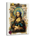 Mona Lisa'nın modern bir yorumunu içeren, mavi 'QUEEN' beresi ve altın madalyon kolyeyle süslenmiş, arka planında vitray desenleri, altın paralar ve kelebekler bulunan dijital sanat eseri. Tablo üzerinde 'IN ART WE TRUST', 'MONEY MANIFESTO' gibi yazılar ve graffiti detayları yer almaktadır.