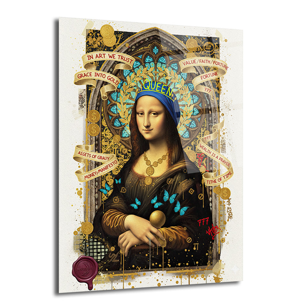Mona Lisa'nın modern bir yorumunu içeren, mavi 'QUEEN' beresi ve altın madalyon kolyeyle süslenmiş, arka planında vitray desenleri, altın paralar ve kelebekler bulunan dijital sanat eseri. Tablo üzerinde 'IN ART WE TRUST', 'MONEY MANIFESTO' gibi yazılar ve graffiti detayları yer almaktadır.