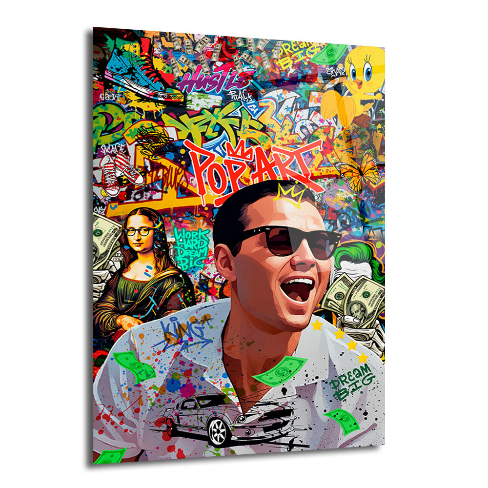 Pop Art tarzında, gülen ve para saçılan bir adamın (Leonardo DiCaprio benzeri) merkezde olduğu, arka planda Mona Lisa, Tweety, grafiti yazıları, spor ayakkabılar ve bir arabanın yer aldığı çok renkli ve enerjik bir cam tablo.